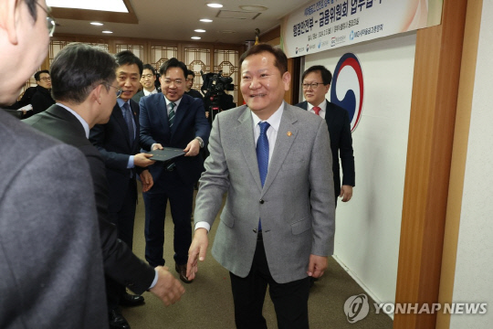이상민 행정안전부 장관이 지난 5일 서울 정부서울청사에서 열린 새마을금고 건전성 감독 협력체계 강화를 위한 행정안전부-금융위원회 업무 협약식에 참석해 인사하고 있다. 연합뉴스